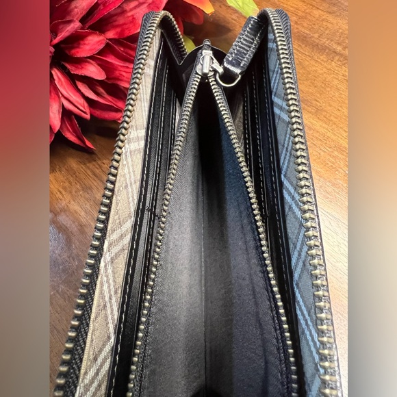 Authentic Burberry Blue Label Zip-Around Wallet - EUC - Picture 6 of 9